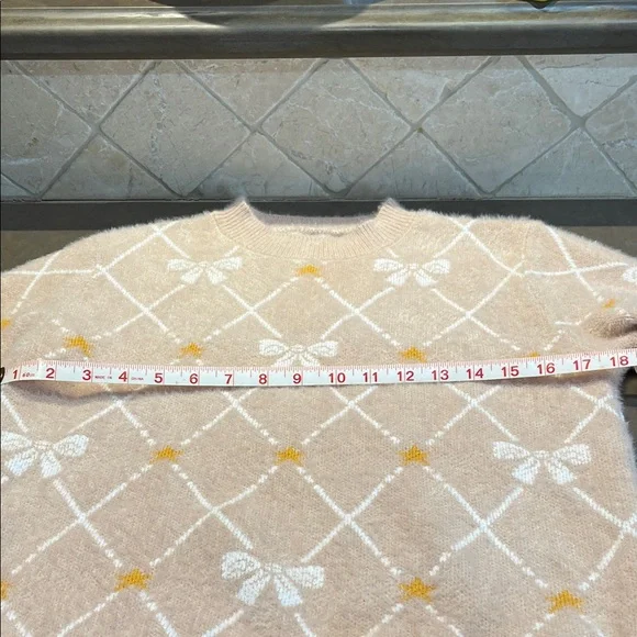 Cozy Beige Sweater with White and Yellow Accents - Picture 5 of 8